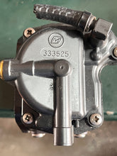 Load image into Gallery viewer, 150 175 hp Johnson Evinrude CARBURETOR 433449 0433449 bowl 333525 0333525 with 318694 56D JET two stroke
