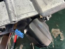 Load image into Gallery viewer, DF 225 250 200 hp Suzuki VST TOP COVER 15600-98J00 NEEDLE 13370-93J10 FLOAT 15650-93J00 four stroke 2004-2011
