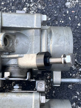Cargar imagen en el visor de la galería, f 225 200 hp Yamaha strbd THROTTLE BODY 1 69J-13750-02-00 69J-13751-00-00 2002-2008 Four Stroke OEM
