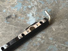 Lade das Bild in den Galerie-Viewer, 350 hp Mercury VERADO FUEL RAIL 895022A04 TUBE 8M0047054 SCHRADER VALVE 895028A02 four stroke
