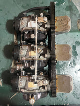 Load image into Gallery viewer, 25 35 HP OMC Johnson Evinrude CARBURETOR SET two stroke 3 cylinder 1996-2001 0438272 438272 0438273 438273 436351 0436351

