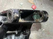 Lade das Bild in den Galerie-Viewer, DF 30 hp Suzuki 15” SWIVEL BRACKET 43111-94LA0-YAY four stroke 2018
