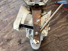 Lade das Bild in den Galerie-Viewer, 90 115 150 175 200 hp Johnson Evinrude 25” Midsection SWIVEL 0435005 EXHAUST HOUSING 0332745 ADAPTOR 0331039 MOUNT BRACKET 0336733 two stroke 4 &amp; 6 cylinder crossflow mid for old-style trim assy 1994 and earlier

