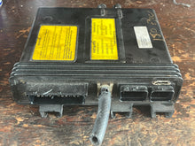 Lade das Bild in den Galerie-Viewer, 150 hp Evinrude E-tec EMM CONTROL UNIT 0586982 two stroke 2008 e150dpxscr
