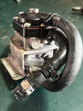 Lade das Bild in den Galerie-Viewer, Johnson Evinrude VRO CONVERSION FUEL PUMP OMC 5004558 0438400 Engine Two Stroke
