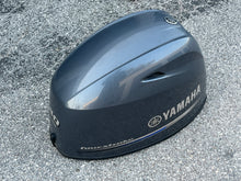 Lade das Bild in den Galerie-Viewer, f 50 60 70 hp Yamaha TOP COWLING  (with incorrect 40 jet stickers) four stroke 2010-2024 some compatibility between USA &amp; international models 6CJ-02 6CJ-03 6CJ-00 6CJ-01 6CJ-42610-02-00  6CJ-42610-01-00  6CJ-42610-00-00  6CJ-42610-03-00
