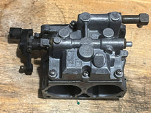 Lade das Bild in den Galerie-Viewer, 200 175 150 hp Mercury CARBURETOR SET WMH 16-1 16-2 16-3 top 3308-9672A44 3311-818650A4 818650A52, center 3308-9672A45 818650A5 818650A53, bottom 3308-9672A46 818650A6 818650A59 two stroke v6 compatible 175 150 hp
