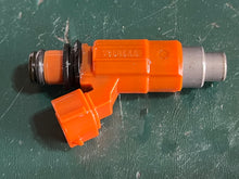 Lade das Bild in den Galerie-Viewer, DF 140 115 hp Suzuki FUEL INJECTOR INP771 771025G 15710-65D00 four stroke 2002-2011 some 90 &amp; 100 compatibility CLEANED
