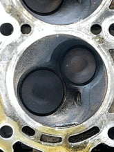 Lade das Bild in den Galerie-Viewer, 40 30 hp Mercury EFI CYLINDER HEAD ASSY crankcase 877568T 803016T06 COVER 834779A1 four stroke 3 cylinder 2005
