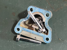 Cargar imagen en el visor de la galería, DT 150 200 hp Suzuki THERMOSTAT COVER 17681-87D00-0ED two stroke v6 carbureted 1987-2003 some 90 100 175 225 compatible

