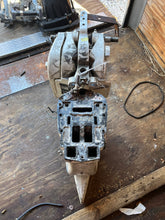 Lade das Bild in den Galerie-Viewer, 115 130 90 hp Evinrude E-tec MIDSECTION 25” EXHAUST HOUSING 5010896 EXTENSION 5008078 SWIVEL PIVOTANT 0434691 STEERING ARM 5001766 STERN BRACKETS 0351921 0351922 two stroke E115DPXAFG 2015
