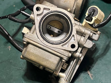 Cargar imagen en el visor de la galería, f 100 80 hp Yamaha 67G-14901-10-00 CARBURETOR 1 &amp;3 1999-2001 67G-14902-10-00 carb 2, 67G-14904-10-00 carb 4, four stroke NLA 67G-10, 67F-14380-00-00 STARTER PRIMER, 67F-14369-00-00 DIAPHRAGM 2, 67F-14585-00-00 CHOKE ROD 1999-2001 outboards
