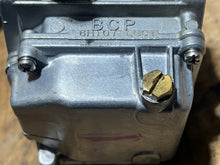 Load image into Gallery viewer, 90 75 hp Yamaha carburetor set 6H107 two stroke 1992-2003 without linkages 6H1-14302-07-00 6H1-14301-07-00 6H1-14303-07-00
