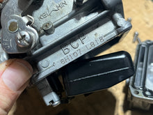 Load image into Gallery viewer, 90 75 hp Yamaha carburetor set 6H107 two stroke 1992-2003 without linkages 6H1-14302-07-00 6H1-14301-07-00 6H1-14303-07-00
