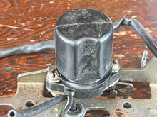 Lade das Bild in den Galerie-Viewer, 50 40 hp Yamaha Mercury auto-start PRIMER STARTER ASSY 62Y-14380-00-00 equivalent 825106 / 62Y-14380-00-00 / 62Y143800000 / 62Y-14380-00 / 62Y1438000 BRACKET 62Y-14291-00-00 four stroke
