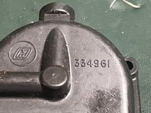 Lade das Bild in den Galerie-Viewer, 150 175 105 hp Johnson Evinrude CARBURETOR BOWL float chamber 334961 0433000 two stroke 1994 90-250 hp compatible

