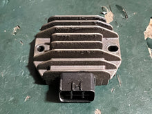 Lade das Bild in den Galerie-Viewer, DF 30 25 hp Suzuki voltage RECTIFIER REGULATOR 32800-88L01 four stroke 2018-2024 some compatibility 40 50 60 hp
