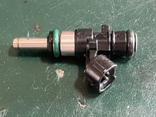 Lade das Bild in den Galerie-Viewer, DF 30 25 hp Suzuki FUEL INJECTOR 15710-82M00 four stroke 2015-2024 - resistance tested
