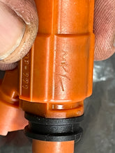 Lade das Bild in den Galerie-Viewer, 4 tested for customer sep2025——-DF 115 140 hp Suzuki FUEL INJECTOR genuine 15710-65D00 Four Stroke 2002-2012 some compatibility 90 100 hp
