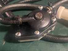 Load image into Gallery viewer, 50 40 hp Johnson 0433387 FUEL PUMP Evinrude 433387 0395540 FUEL MANIFOLD 0435918 FUEL FILTER
