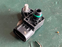 Lade das Bild in den Galerie-Viewer, DF 30 25 hp Suzuki MAP pressure SENSOR intake with screws 18590-58M00 four stroke 2018
