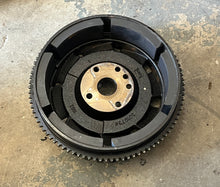 Lade das Bild in den Galerie-Viewer, 175 150 135 115 hp Ficht Evinrude FLYWHEEL 3010734 0586526 two stroke 2000-2005
