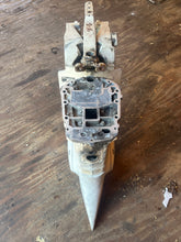 Lade das Bild in den Galerie-Viewer, 90 hp Evinrude E-tec 20” MIDSECTION sl SWIVEL 0434691 STEERING ARM 5001766 5009550 exhaust housing 0351234 adaptor 0350834 two stroke 2004-2012
