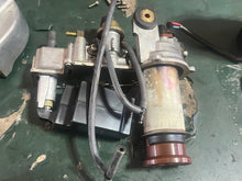 Lade das Bild in den Galerie-Viewer, 250 hp Yamaha OX66 VST FLOAT CHAMBER W TOP 66K-14980-00-00 &amp; FUEL PUMP 67H-13907-00-00 Two Stroke v6 150 - 225 hp 1999-2003
