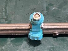 Lade das Bild in den Galerie-Viewer, DF 250 225 200 hp Suzuki 15710-93J00 FUEL INJECTOR ASSY, 15751-93J00 DELIVERY PIPE four stroke 2004-11
