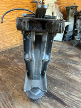 Lade das Bild in den Galerie-Viewer, 250 225 hp Yamaha 20” MIDSECTION hpdi SWIVEL 64E-43311-10-8D STEERING BRACKET 66K-42510-00-8D UPPER CASING 60X-45111-00-8D EXHAUST 60V-41137-00-94 two stroke 2003 3.1 Liter
