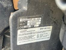 Lade das Bild in den Galerie-Viewer, 175 hp Evinrude Ficht GEAR CASE COMPLETE 5005551 painted 0351907 case 5005401 765402 Upper Drive Shaft 20 Inch 5000615 two stroke 1993-2001 measures 18 3/8” from water pump housing top shifts &amp; pressure tests, mainly fresh water lake motor
