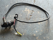Lade das Bild in den Galerie-Viewer, 150 hp Yamaha battery TERMINAL 64D-81920-01-00 64D-81920-00-00 two stroke 1996-2009 some compatibility 175 200 hp
