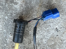 Lade das Bild in den Galerie-Viewer, 115 130 150 175 hp Yamaha OIL GAUGE SENSOR 6E5-85720-04-00 two stroke also 200 225 250 hp 1995-mid2000s
