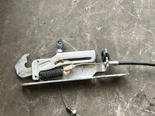 Lade das Bild in den Galerie-Viewer, 350 hp Mercury Verado SIDE LATCH ASSY 888974A02 CABLE 8M0080491 FOUR STROKE 200-400 hp compatible
