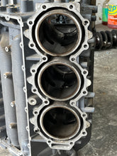 Load image into Gallery viewer, 250 225 hp Yamaha HPDI CRANKCASE BLOCK w COVER 60X-15100-03-1S 60V-00 two stroke 2005-2009
