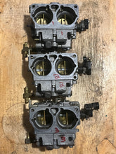 Lade das Bild in den Galerie-Viewer, 200 175 150 hp Mercury CARBURETOR SET WMH 16-1 16-2 16-3 top 3308-9672A44 3311-818650A4 818650A52, center 3308-9672A45 818650A5 818650A53, bottom 3308-9672A46 818650A6 818650A59 two stroke v6 compatible 175 150 hp
