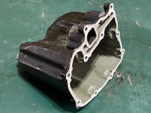 Lade das Bild in den Galerie-Viewer, BF 25 30 hp Honda 11311-ZV7-010ZA OIL PAN 04102-ZV7-000ZA pre-97 four  stroke
