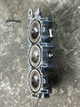 Load image into Gallery viewer, 250 225 hp Yamaha HPDI Cylinder Head #1 strbd 60V-11111-00-1S two stroke compatible 150 hp 2005-2009
