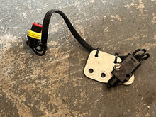 Load image into Gallery viewer, 30 25 15 hp Evinrude E-tec NEUTRAL SWITCH sensor 0586780 BRACKET 0353968 two stroke 2017 AA AB AF 2012-up
