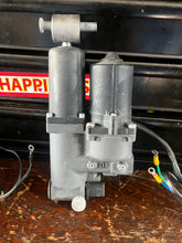 Cargar imagen en el visor de la galería, MFS 50 40 hp Tohatsu PTT tilt &amp; trim motor &amp; pump assy 3Z5771800 3Z5771900 3Z577 FOUR STROKE 2015
