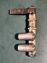 Lade das Bild in den Galerie-Viewer, f 115 75 80 90 100 hp Yamaha LEVER FUEL CHANGE LEVER 67F-24575-00-00, FUEL SHAFT 68V-24495-00-00, BRACKET FUEL PUMP 67F-24491-00-00 Four Stroke compatibility dependent on year - crossover Mercury 804257
