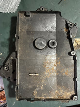 Lade das Bild in den Galerie-Viewer, DT 140 hp Suzuki ELECTRIC PARTS HOLDER 32890-94640 COVER 32895-94630 two stroke 1992
