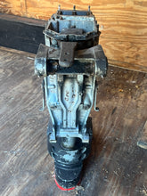 Lade das Bild in den Galerie-Viewer, 150 155 hp Johnson &amp; Evinrude 20” MIDSECTION HOUSING 0332744 SWIVEL 0432708 STEERING ARM 0392519 two stroke CROSSFLOW 1987-1992 4 &amp; 6 cylinder for use with Old-style trim
