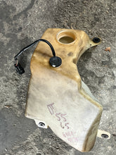 Cargar imagen en el visor de la galería, DT 55 65 hp Suzuki OIL TANK 69110-94701 two stroke 1988-1997
