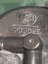 Lade das Bild in den Galerie-Viewer, 200 225 300 hp Johnson Evinrude CARBURETOR BOWL FLOAT CHAMBER 0398701 333525 with seat Two Stroke 1994 some compatibility 120 140 185 hp
