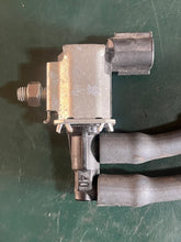 Load image into Gallery viewer, f 350 300 hp Yamaha 6C5-86120-00-00 SOLENOID VALVE intake with hoses Four Stroke 40-350 hp
