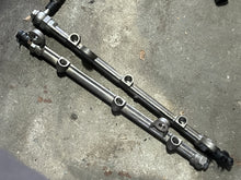 Lade das Bild in den Galerie-Viewer, DF 225 200 hp Suzuki FUEL DELIVERY RAIL SET 15751-93J00 four stroke 2004-2020 some 250 300 hp
