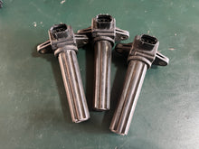 Load image into Gallery viewer, f 250 hp Yamaha 6P2-82310-00-00 IGNITION COIL h6t11271 four stroke 2005 250 hp - set of 3
