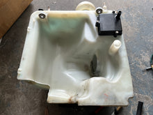 Lade das Bild in den Galerie-Viewer, 115 90 75 hp Mercury Optimax OIL TANK 879844T04 CAP 828475A09 COVER 883044001 Two Stroke 3 Cylinder DFI 2008
