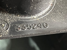 Cargar imagen en el visor de la galería, 150 175 hp hp Johnson Evinrude VAPOR PUMP 0433352 COVER 0335385 FUEL BRACKET 0335240 Two Stroke v6
